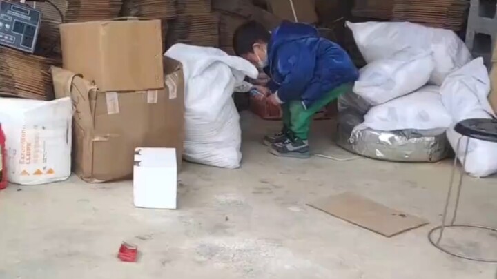 A child was playing with a lighter in the warehouse and got a severe beating from his father after b