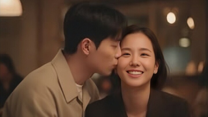 Hatiku tersenyum saat kamu menciumku😚