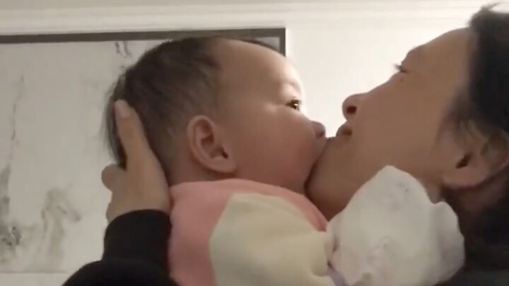 When babies get mad, they’ll even bite—so cute and a little fierce!