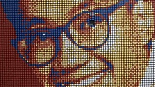 Akira Toriyama, penulis yang menggunakan 1.200 kubus Rubik untuk mengeja Dragon Ball, memberikan pen