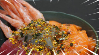 Membuat semangkuk nasi ikan salmon yang mewah, penuh dengan salmon dan udang!