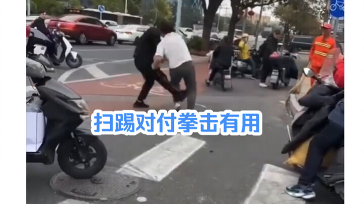 Đòn đá quét đôi khi vẫn rất hữu dụng khi đối phó với quyền Anh