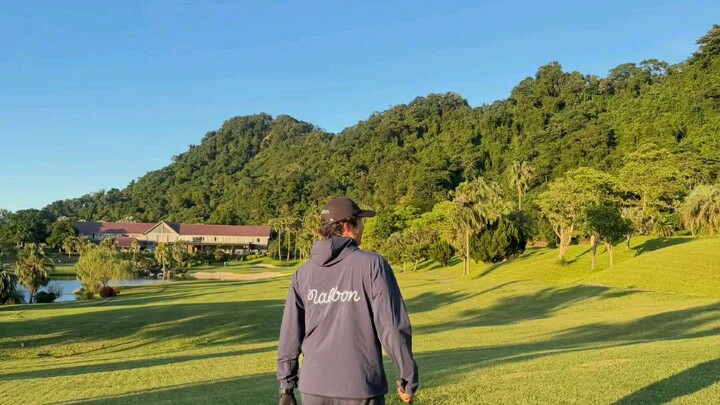 Belakangan ini saya mulai memiliki beberapa "kebiasaan buruk"—belajar bermain bola dan memotret.