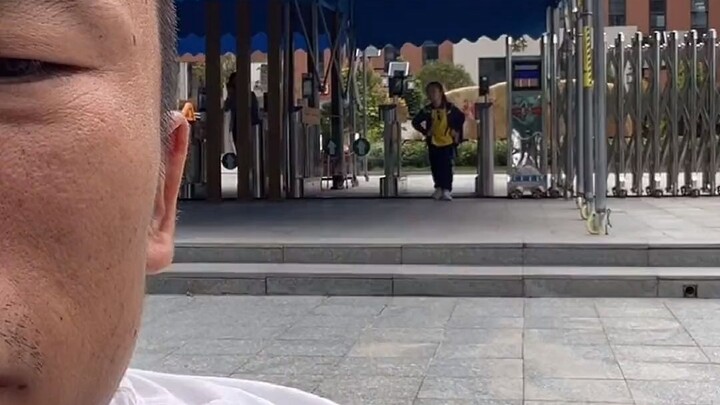 Seluruh pejabat sipil dan militer telah meninggalkan istana usai sidang, namun menteri keluarga kami