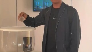 随着男子不停往上加重量，灯光的亮度也随之改变