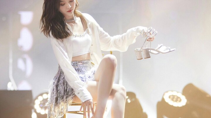 เว่ยเสวียนอีเปิดหน้าบนเวที แฟนคลับฟินจัด! เต้นเก้าอี้เวอร์ชัน 3.0 เร่าร้อนสุดๆ แถมเตะครั้งสุดท้ายหล่