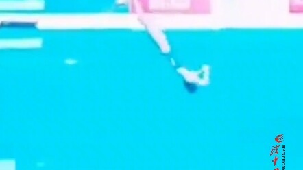 Quan Hongchan scores a perfect score on her fourth dive, the 207C.