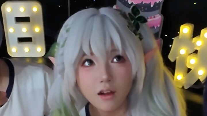 Làm thế nào để bốn cô gái anime xinh đẹp mời mình đi ăn?