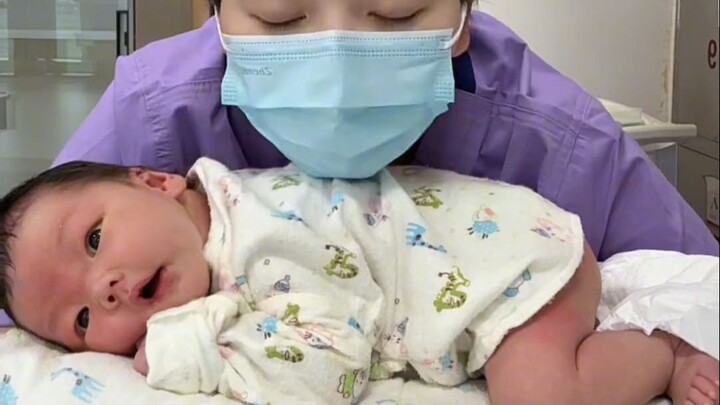 Bayi gemuk di ruang perawatan neonatal, sedikit kembung dan mengalami ruam popok; begitu dikeluarkan