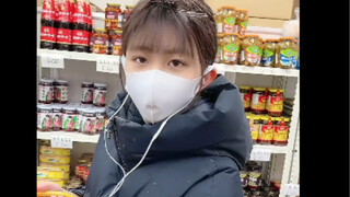 Chinese snacks sold in Japan—among elementary school students, spicy strips and spicy slices are def