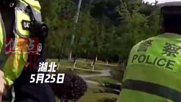 Người đàn ông không hợp tác kiểm tra còn xô đẩy cảnh sát? Rồi vợ anh ta xuất hiện! Kết quả là...