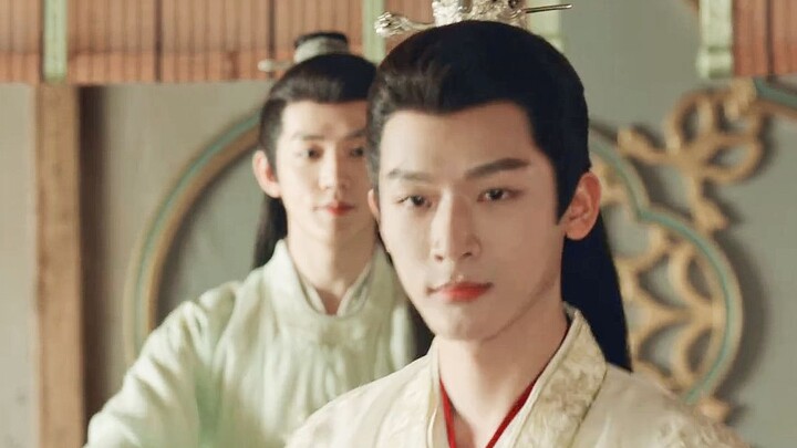 Không phải! Sao anh họ không cười nữa, có phải tính tình vốn dĩ không thích cười không nhỉ