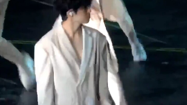 190406【Choi Seungcheol S.COUPS】Tai nạn lộ hàng trên sân khấu với bộ vest cổ chữ V sâu!! Cảnh tượng đ