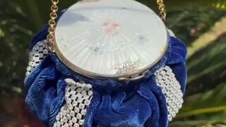 كم كانت مستحضرات التجميل في القرن الماضي رائعة...