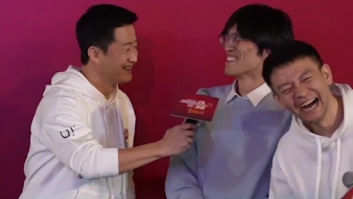 Hahaha, I’m dying of laughter—the production director brings props onstage, and Wu Jing and Guo Fan 
