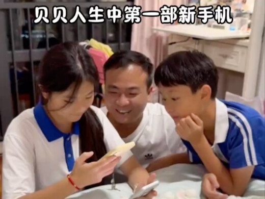 تهانينا لـ بيبي على اقتنائها أول هاتف جديد في حياتها، آيفون 17! يا لها من أم مثالية، السيدة رونغ هي 