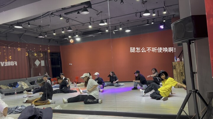 Wu Ling'er ⭐ New thang crawling all over the floor (dance studio + outdoor scene)