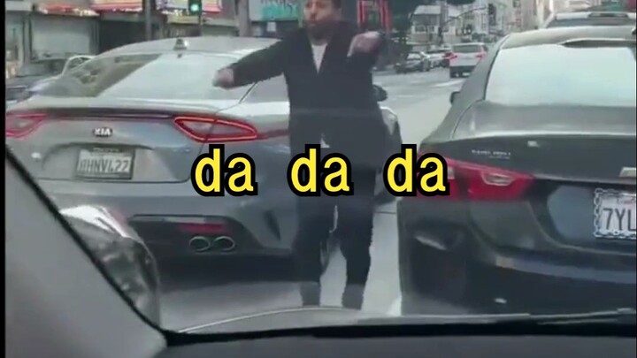 Saat macet, mereka memainkan lagu "da da da"