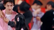 เด็กน้อยสองคนกำลังคุยกันอยู่ที่มุมกล้อง