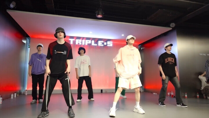 TF Family’s third generation practices a new dance routine at Beijing Dance Society, with Su Xinhao 