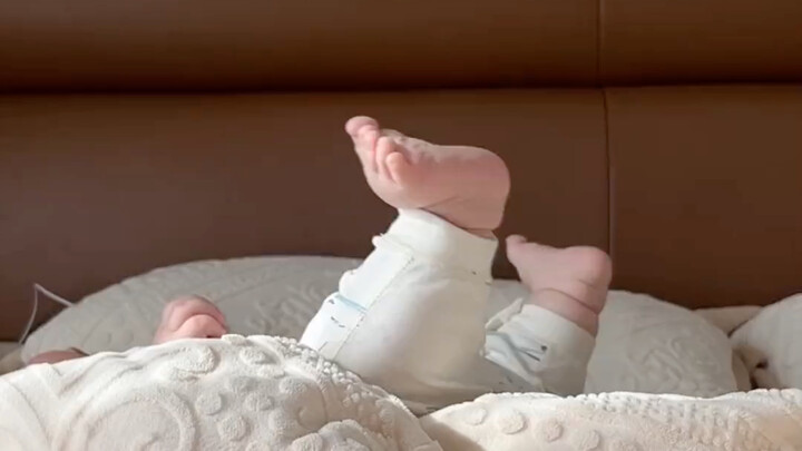 I just want to pinch these adorable little chubby feet!