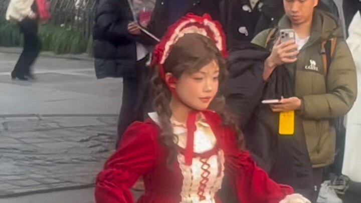 Meet robot dance champion Barbie and shoot video from a passerby's perspective