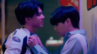 Còi có mắt trắng, vô tình hàn vào tường và nhìn nó suốt cả ngày