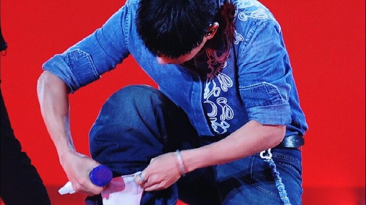 有的人表面光鲜 实际袜子早已滑到脚底