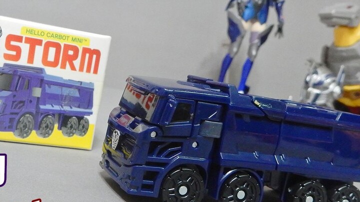 Unboxing of the transformable robot Hello Carbot, a charging warrior wearing a Hu costume and riding