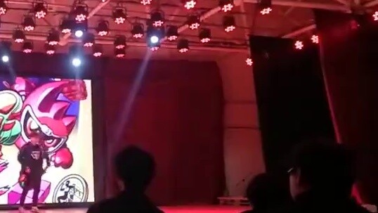 เปิดเผยโฉมเป็นคาเมนไรเดอร์ในงานโรงเรียนและกระโดดขึ้นเวทีครั้งแรก [ตื่นเต้น]