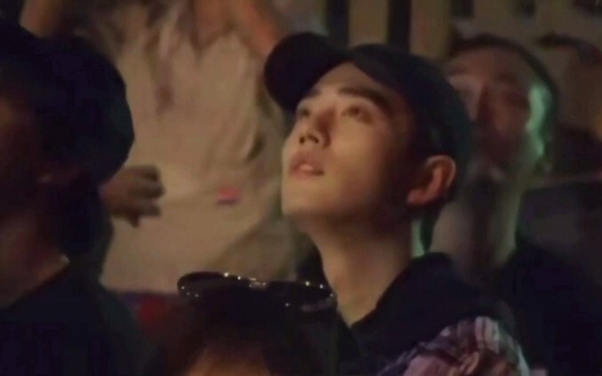 [เซียวจ้านมองดูดอกไม้ไฟทั้งน้ำตา] เขางดงามยิ่งกว่าดอกไม้ไฟ แต่ก็โดดเดี่ยวกว่าดอกไม้ไฟด้วย