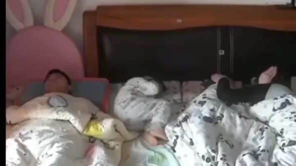 أبي يشخر بصوت عالٍ جدًا، فهكذا فعل الابن! # لقطة تحت المراقبة # تضحك كلما شاهدتها #