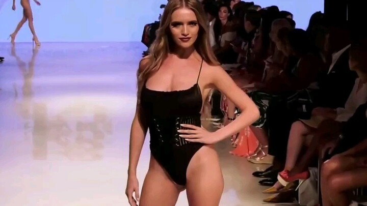 Para supermodel di Miami Fashion Show menggunakan tali gantung untuk mengencangkan bra mereka, dan t