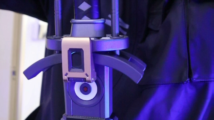 Selesai! Hoshimi-ya, membuka kunci pedang iblis dengan sidik jari, selesai!