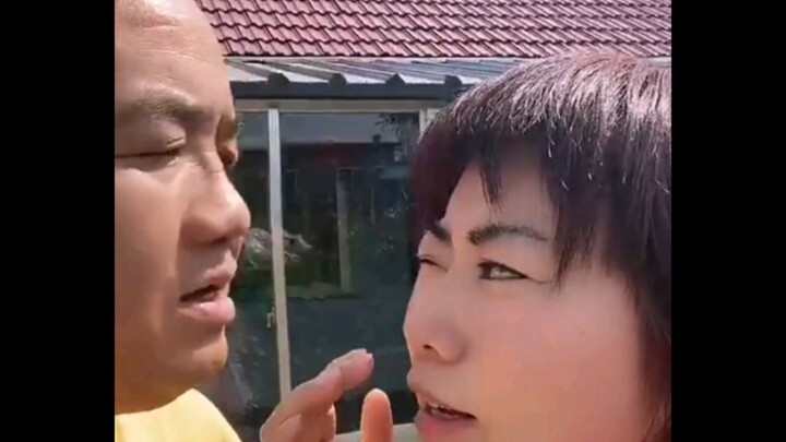 “พี่ดาบดูดสองคำจากพื้น แล้วถูกพี่ตันป้อนให้พี่สะใภ้ด้วยมือตัวเอง”
