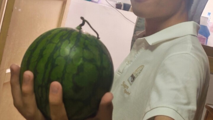 เพื่อนร่วมห้องสุดเด็ดใช้มือเปล่าผ่าแตงโม ทว่ากลับมีฉากแทรกเทพๆ จากเรื่อง “AIZO”