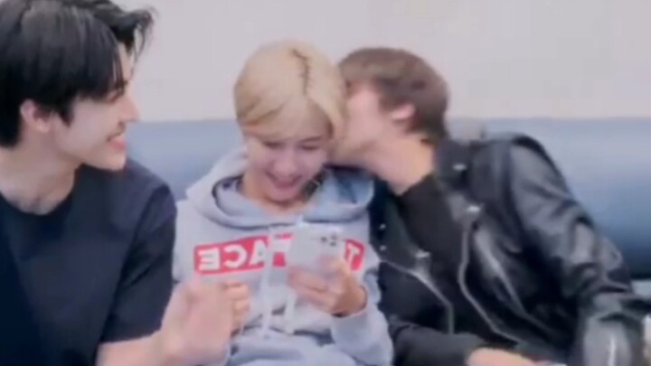 لا عجب أنهم يأكلون من كل مكان، طعام الجميع لذيذ حقًا يا رفاق