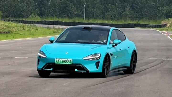 ماذا لو وصلت السرعة إلى 180 كم/س ثم قمت بتحويل المقود بحدة؟ هل ستنقلب سيارة شاومي SU7؟!