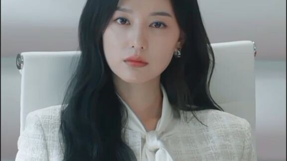 Exploring Hong Hae-in's Iconic Looks in 'Queen of Tears'"