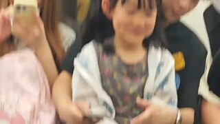 女孩在地铁上遇到帅哥带着妹妹，妹妹：哎呦我懂我懂！！