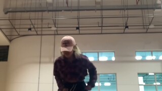 حصلت على standing next to you في الصالة الرياضية