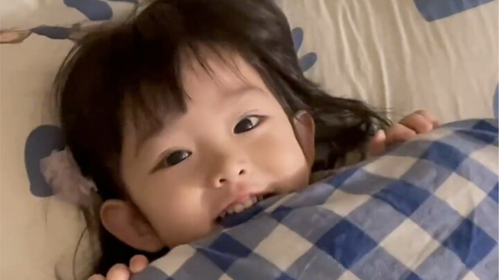 Who wouldn’t be confused with such a little cutie in the quilt in winter?