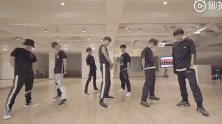 【WayV-ehind】การฝึกเต้นเพลง "ไร้ปีกก็บินได้ (Take Off)" ห้องซ้อม