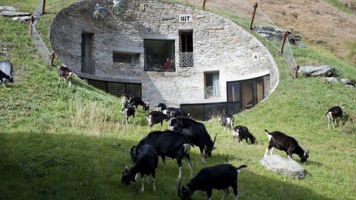 เพื่อตอบสนองข้อจำกัดที่ห้ามสร้างอาคารสมัยใหม่บนเทือกเขาแอลป์ สถาปนิกจึงฝังวิลล่าขนาด 200 ตร.ม.ไว้ในเ