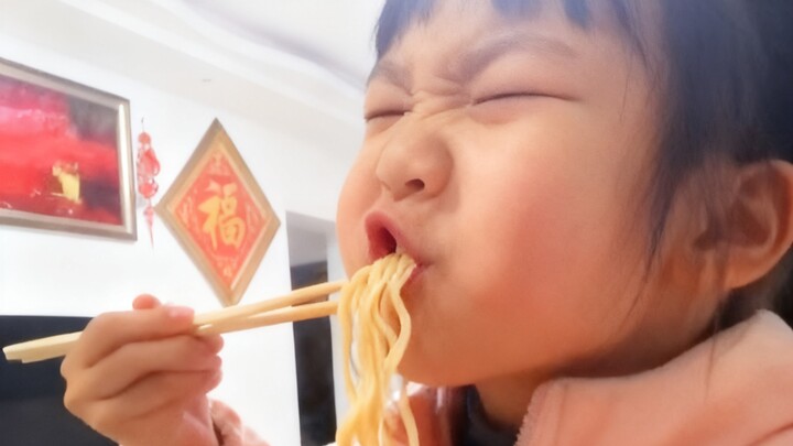 หลานสาวเลียนแบบคุณปู่กินบะหมี่