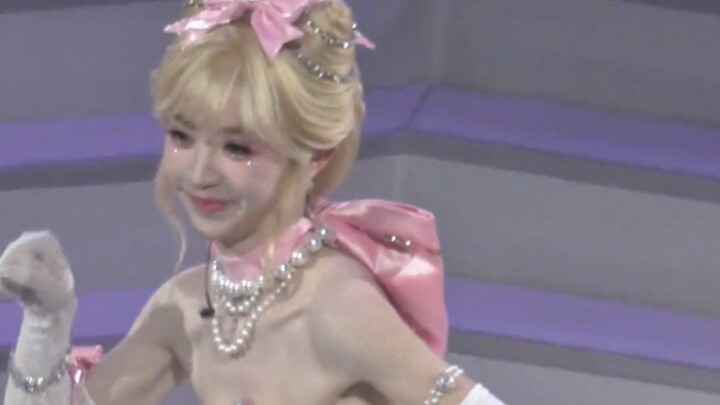Đây được gọi là cosplay người nổi tiếng hiệu quả