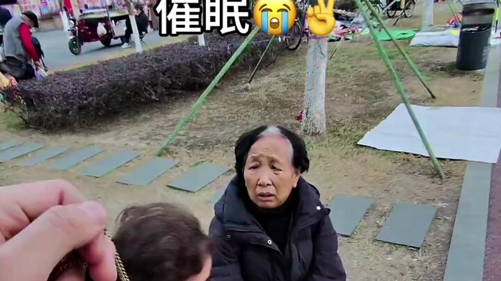 Giả vờ làm nhà thôi miên để thôi miên, bà cụ đi đường đã được tìm thấy