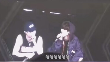 Buổi concert của EXO: Trương Nghệ Hưng và Park Chanyeol đối thoại bằng tiếng Trung