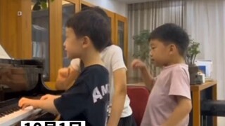 معلمة البيانو - أشعر بأنني زائدة بعض الشيء [حك الأنف]