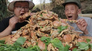195买100只大闸蟹，秘制“香辣大闸蟹”壳都酥了，螃蟹吃到饱，爽